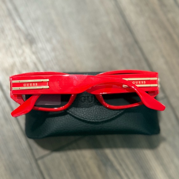 NWT Guess Sunglasses Red Women’s Rectangle Frame Gold Detail with Case - Picture 2 of 3